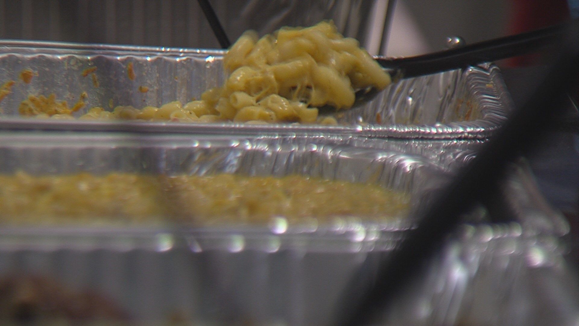 Vinnie's Barbee-Q hands out free to-go Thanksgiving meals